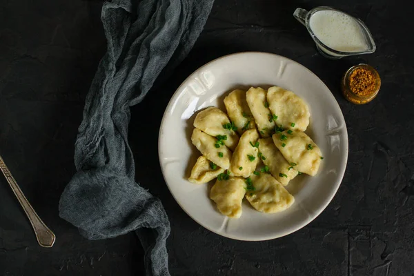 Dumplings Plato Blanco Masa Con Diferentes Rellenos Antecedentes Alimenticios Fondo —  Fotos de Stock