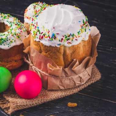 Paskalya kek ve Paskalya yumurtaları, geleneksel tatil öznitelikleri (Mutlu Paskalyalar!). Gıda arka plan. koyu arka plan. Sayfanın Üstü