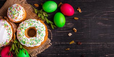 Paskalya kek ve Paskalya yumurtaları, geleneksel tatil öznitelikleri (Mutlu Paskalyalar!). Gıda arka plan. koyu arka plan. Sayfanın Üstü