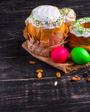 Paskalya kek ve Paskalya yumurtaları, geleneksel tatil öznitelikleri (Mutlu Paskalyalar!). Gıda arka plan. koyu arka plan. Sayfanın Üstü