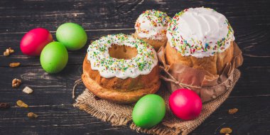 Paskalya kek ve Paskalya yumurtaları, geleneksel tatil öznitelikleri (Mutlu Paskalyalar!). Gıda arka plan. koyu arka plan. Sayfanın Üstü