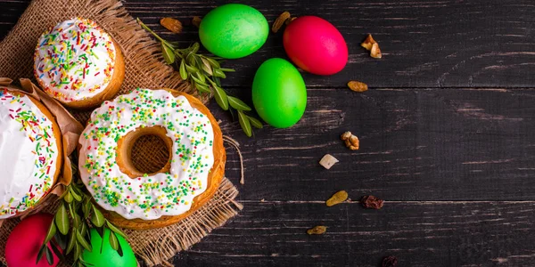 Paskalya kek ve Paskalya yumurtaları, geleneksel tatil öznitelikleri (Mutlu Paskalyalar!). Gıda arka plan. koyu arka plan. Sayfanın Üstü