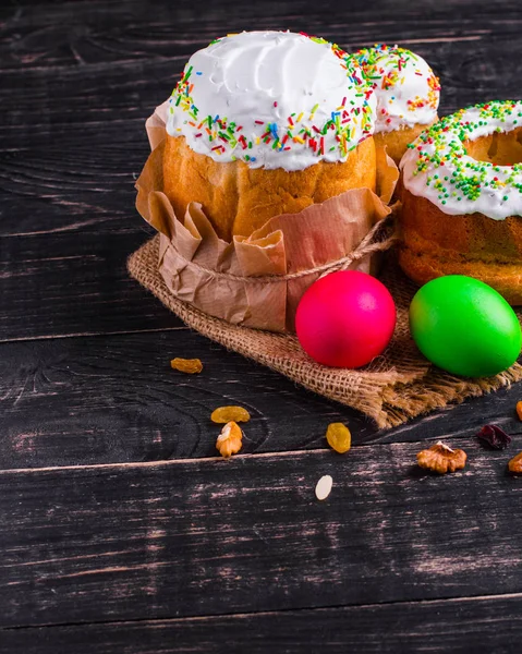 Paskalya kek ve Paskalya yumurtaları, geleneksel tatil öznitelikleri (Mutlu Paskalyalar!). Gıda arka plan. koyu arka plan. Sayfanın Üstü