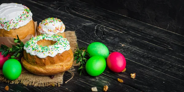 Paskalya kek ve Paskalya yumurtaları, geleneksel tatil öznitelikleri (Mutlu Paskalyalar!). Gıda arka plan. koyu arka plan. Sayfanın Üstü