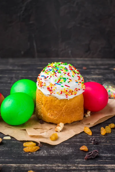Paskalya kek ve Paskalya yumurtaları, geleneksel tatil öznitelikleri (Mutlu Paskalyalar!). Gıda arka plan. koyu arka plan. Sayfanın Üstü
