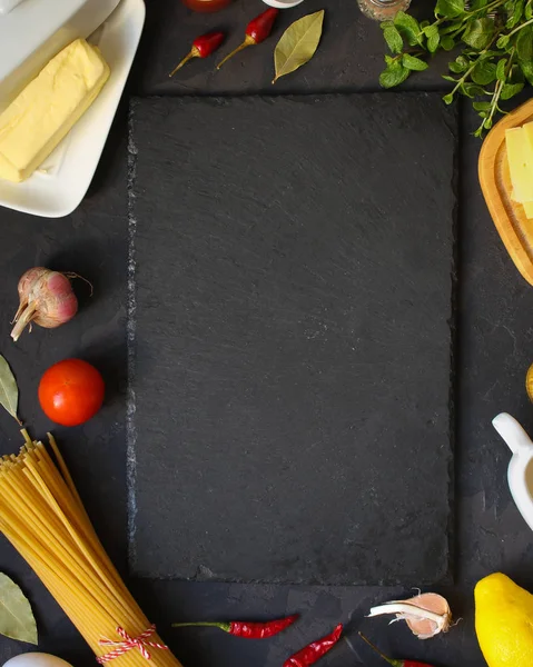 Makarna, uzun, spagetti ya da Bucatini (malzemeler makarna ve sos için) malzemeleri ayarlayın. Gıda arka plan. kopya alanı