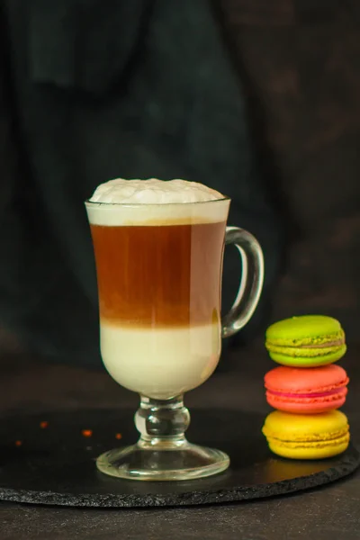 Latte Een Transparante Beker Macaroon Taart Koffie Dessert Top Eten — Stockfoto