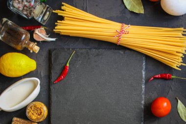 Makarna, uzun, spagetti ya da Bucatini (malzemeler makarna ve sos için) malzemeleri ayarlayın. Gıda arka plan. kopya alanı