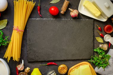 Makarna, uzun, spagetti ya da Bucatini (malzemeler makarna ve sos için) malzemeleri ayarlayın. Gıda arka plan. kopya alanı