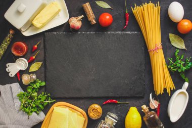 Makarna, uzun, spagetti ya da Bucatini (malzemeler makarna ve sos için) malzemeleri ayarlayın. Gıda arka plan. kopya alanı