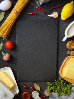 Makarna, uzun, spagetti ya da Bucatini (malzemeler makarna ve sos için) malzemeleri ayarlayın. Gıda arka plan. kopya alanı