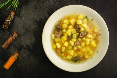 karaciğer ve sebze (lezzetli ilk ders) menü kavramı ile çorba veya et suyu. gıda arka plan. kopya alanı. Üstte görüntü