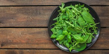 salata yaprakları karışımı (pazı, marul, ıspanak, arugula, fesleğen ve daha fazlası) kavram üst. gıda arka plan. kopyalama alanı