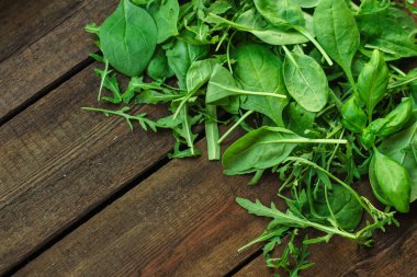 salata yaprakları karışımı (pazı, marul, ıspanak, arugula, fesleğen ve daha fazlası) kavram üst. gıda arka plan. kopyalama alanı