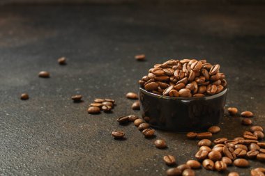 kahve içeceği ve masaya kahve çekirdekleri serpin. gıda arka plan. Sayfanın Üstü. kopyalama alanı