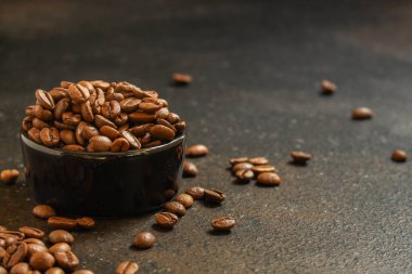 kahve içeceği ve masaya kahve çekirdekleri serpin. gıda arka plan. Sayfanın Üstü. kopyalama alanı