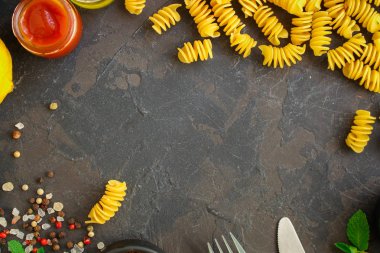 makarna Rotini, fusilli, radyatör (sos yapmak için malzemeler kümesi). üst gıda arka plan. kopyalama alanı
