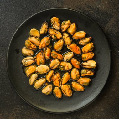 yağ (lezzetli deniz ürünleri) porsiyonluk midye. üst gıda arka plan. kopyalama alanı