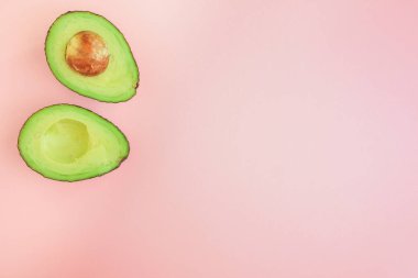 avokado (yeşil ve olgun meyve, vitaminler) üst menü konsepti. gıda arka plan. kopyalama alanı