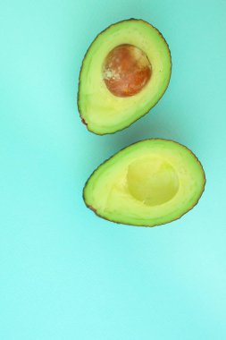 avokado (yeşil ve olgun meyve, vitaminler) üst menü konsepti. gıda arka plan. kopyalama alanı