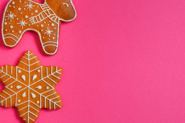 Gingerbread. hediyeler ve tatil, mutlu yeni yıl. şenlikli arka plan. gıda arka plan. üst görünüm