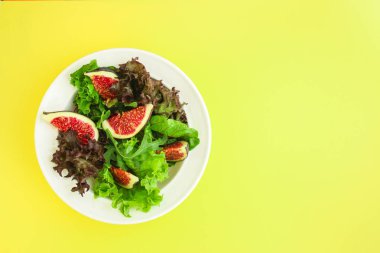 salata incir, yaprakları marul (pazı, soğan, otlar ve diğer malzemeler) üst kavram. gıda arka plan. kopyalama alanı