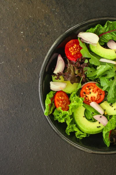 Salade Gezond Groenten Avocado Tomaat Meng Bladeren Rucola Sla Uien — Stockfoto