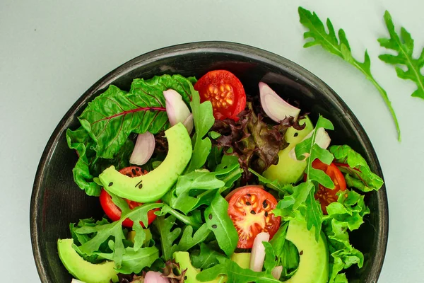 Salade Gezond Groenten Avocado Tomaat Meng Bladeren Rucola Sla Uien — Stockfoto