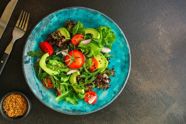 Salada Saudável Legumes Abacate Tomate Folhas Mistura Arugula Alface Cebola — Fotografia de Stock