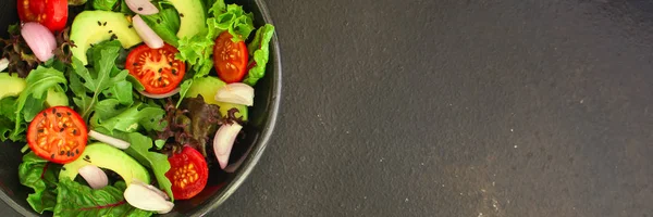 Salata Sağlıklı Sebze Avokado Domates Mix Yaprakları Arugula Marul Soğan — Stok fotoğraf