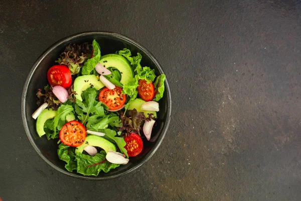 salata sağlıklı, sebze (avokado, domates, mix yaprakları, arugula, marul, soğan ve daha fazlası) üst menü kavramı. gıda arka plan. kopyalama alanı