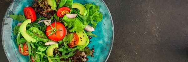 Salade Saine Légumes Avocat Tomate Feuilles Mélange Roquette Laitue Oignons — Photo
