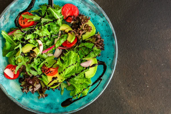 Saláta Egészséges Zöldség Avokádó Paradicsom Mix Levelek Arugula Fejes Saláta Stock Fotó