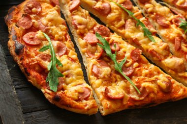 pizza sosis salami ve peynir sıcak ve taze (malzemeler). sıcak pizza. Üst te. kopyalama alanı