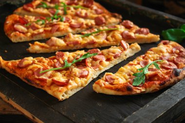 pizza sosis salami ve peynir sıcak ve taze (malzemeler). sıcak pizza. Üst te. kopyalama alanı