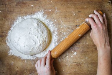 hamur çiğ, un, haddeleme için oklava (pişirme için hazırlık) menü kavramı. gıda arka plan. kopyalama alanı