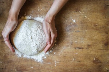 hamur çiğ, un, haddeleme için oklava (pişirme için hazırlık) menü kavramı. gıda arka plan. kopyalama alanı