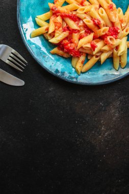 makarna penne ve domates sosu - lezzetli ikinci ders, menü konsepti. gıda arka plan. kopyalama alanı