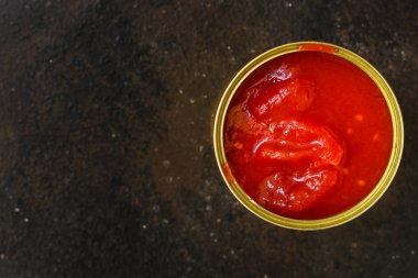 domates sosu, derisiz domates - kırmızı ve olgun meyve doğranmış, kavram. gıda arka plan. kopyalama alanı