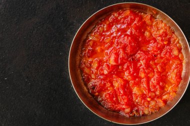 domates sosu, derisiz domates - kırmızı ve olgun meyve doğranmış, kavram. gıda arka plan. kopyalama alanı