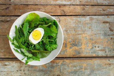 haşlanmış yumurta ile sağlıklı salata, marul yaprakları, domates, meze, snack karıştırın. gıda arka plan. üst görünüm. kopyalama alanı