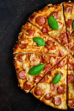 pizza sosis salami ve peynir sıcak ve taze (malzemeler). sıcak pizza. Üst te. kopyalama alanı