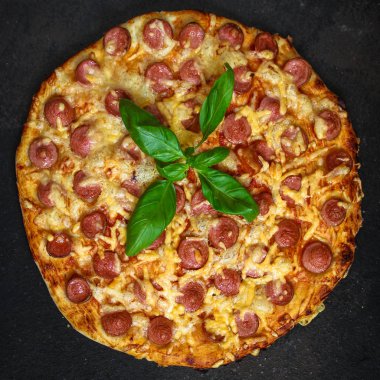 pizza sosis salami ve peynir sıcak ve taze (malzemeler). sıcak pizza. Üst te. kopyalama alanı