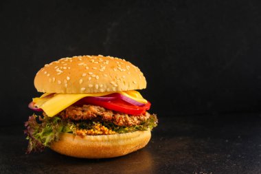 burger (rulo, pirzola, peynir, marul, domates, soğan, sos ve daha fazlası) menü konsepti. gıda arka plan. kopya alanı. Üstte görüntü