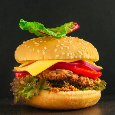 burger (rulo, pirzola, peynir, marul, domates, soğan, sos ve daha fazlası) menü konsepti. gıda arka plan. kopya alanı. Üstte görüntü