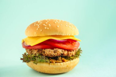 burger (rulo, pirzola, peynir, marul, domates, soğan, sos ve daha fazlası) menü konsepti. gıda arka plan. kopya alanı. Üstte görüntü
