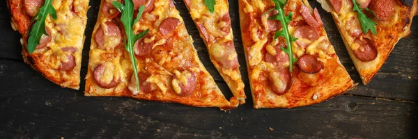 Pizza Sausagessalami Sajt Meleg Friss Hozzávalók Forró Pizza Felülnézet Másolási — Stock Fotó