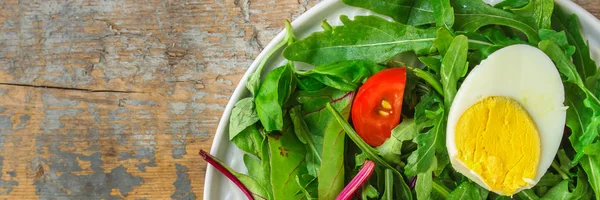 Salade Saine Avec Oeuf Bouilli Mélanger Les Feuilles Laitue Tomate — Photo