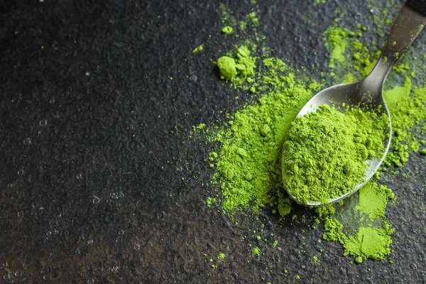 matcha - yeşil çay tozu, gıda takviyesi, menü konsepti. gıda arka plan. kopyalama alanı