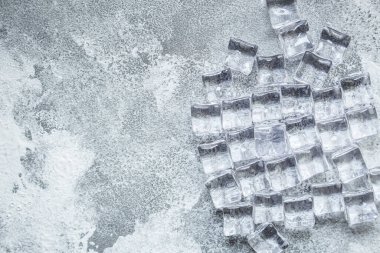 yapay buz küpleri şeffaf kare akrilik parçalar besin arkaplanı üst görünüm metin için kopyalama alanı